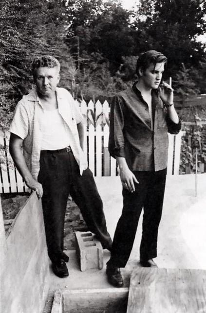 Elvis Preslijs ar tēvu Autors: BīstamāGramatika Retas slavenību fotogrāfijas!