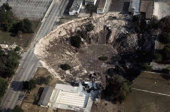 Florida Sinkhole caurums... Autors: kande2e 8 pasaulē slavenākās bedres un kritenes.