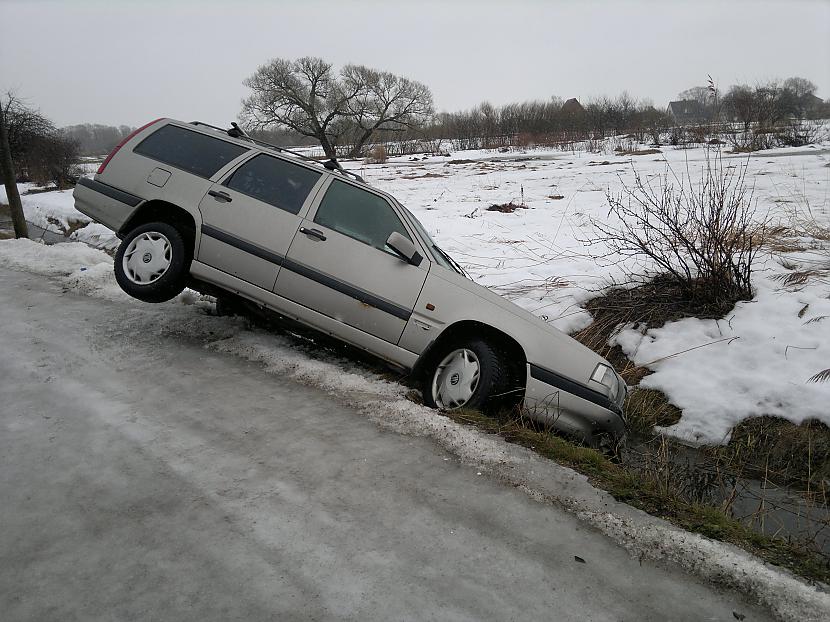  Autors: jackass1919 Ventspils grāvī ieslīd Volvo!