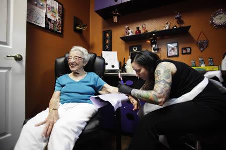 Šī kundze Mimi Rosenthal kurai... Autors: varenskrauklis Tetovējumu STĀSTI!