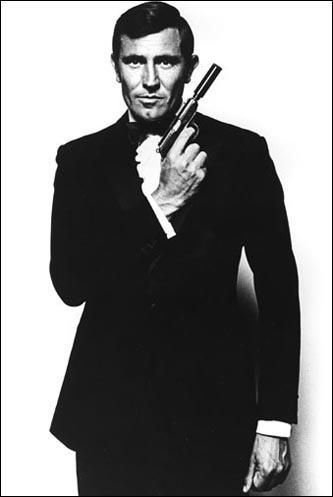 Džordžs Lezenbija pabija Bonda... Autors: Jingla Džeimss Bonds un viņa sievietes