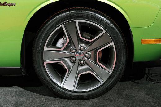  Autors: Fosilija Dodge-Challenger-srt8