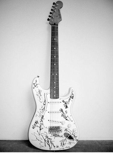 Tsunami disaster StratocasterA... Autors: pcrs Worlds most expensive guitars