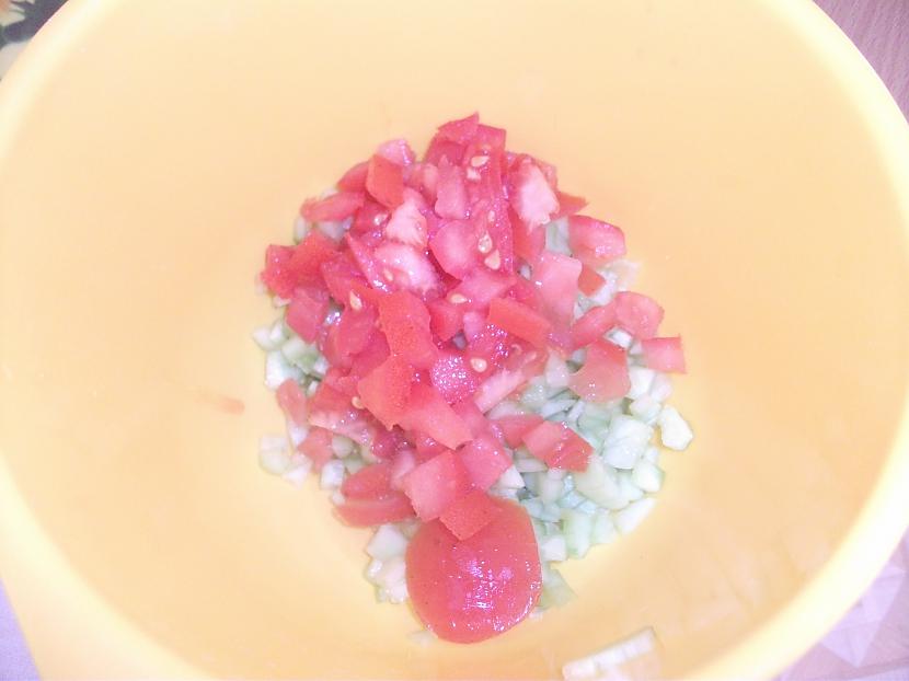 sagriezam arī tomatus  un... Autors: Baarts1 Garšīgi roltona salāti