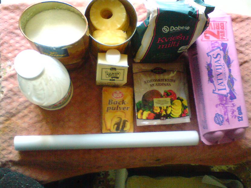 Lūk arī ir redzami produkti... Autors: redelins Ananāsu kūka ar kokosriekstiem!