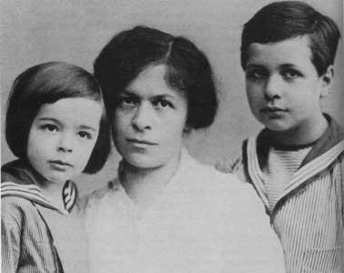 Alberta sieva un bērni Autors: TikaiNesakiNevienam Alberts Einšteints (retas fotogrāfijas)