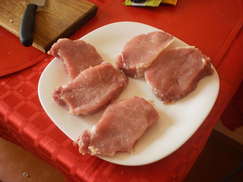 Sagriežam gaļu apmēram 24cm... Autors: OLIMP Pusdienas OLIMP gaumē