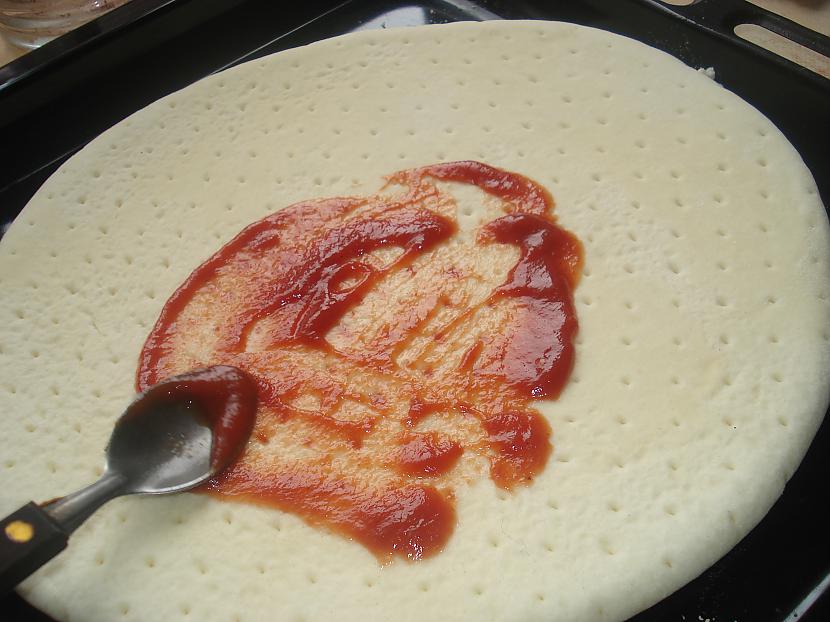 Uzlejam tomātu mērci Autors: Adfectus pizza.atri+garšīgi.