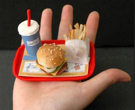 Tas ir pasulē mazākais burgers... Autors: Zilais Kamielis Pasaulē vismazākais/-ie/-ā