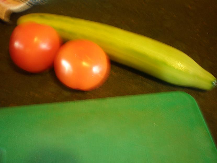 Paņemam gurķi un divus tomātus... Autors: DirtyMinds Pusdienas tētim...