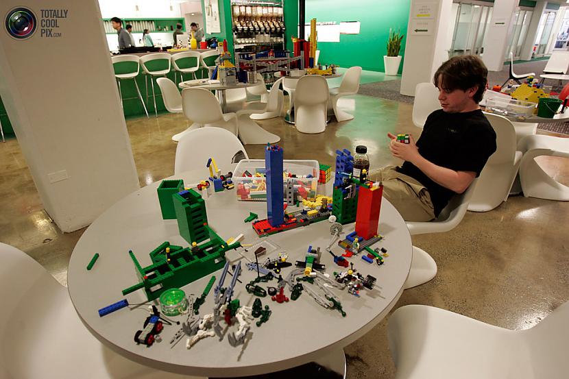 Googlers cenšas atrisināt lego... Autors: DibenRausis More Google Office HQ pics
