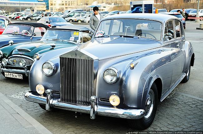 RollsRoyce Silver Cloud Autors: Ekskluzīvais Retro Rallijs Maskavas ielas ...