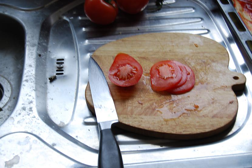 Sagriežam tomātiņu pa šķēlītēm Autors: Matrx61 Picas gatavošana.