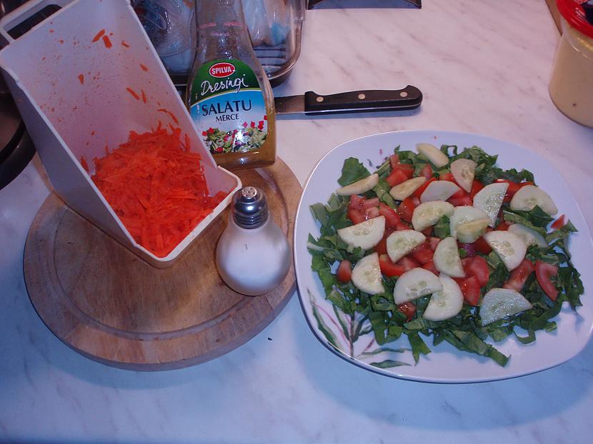 sagriežam tomātus un... Autors: njika vistas salātiņi