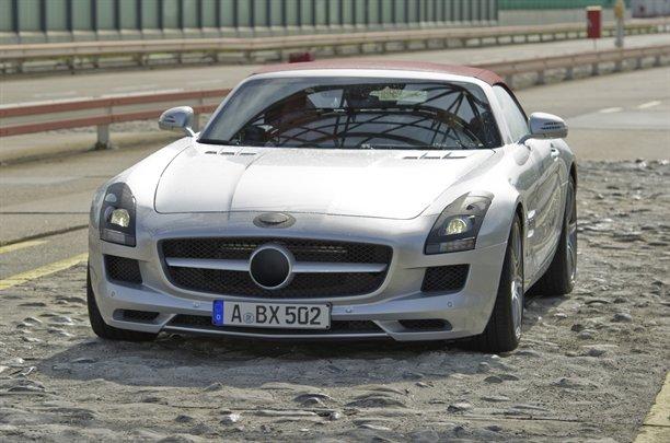  Autors: Anāls Error. Mercedes parāda SLS AMG rodsteru.