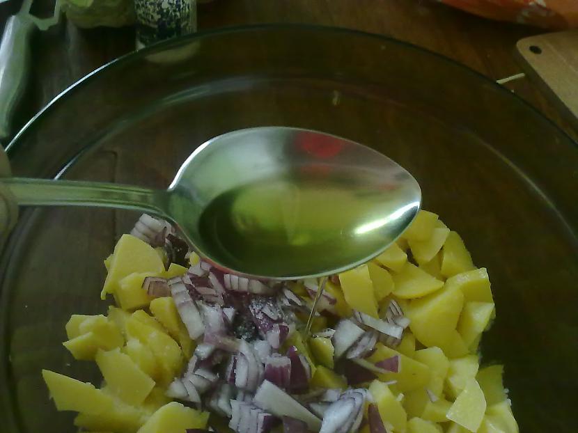 Eļļu vajag 12 ēdamkarotes... Autors: shadow118 Kartupeļu Salāti