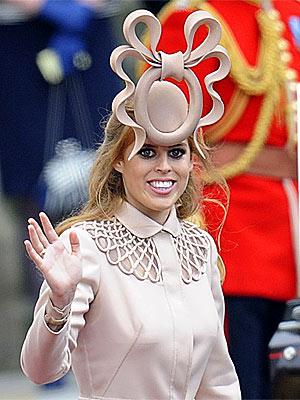 Kā jau mēs ziņojām iegūto... Autors: Rasiņa Princeses Beatrises spocīgā cepure pārdota par $130 000