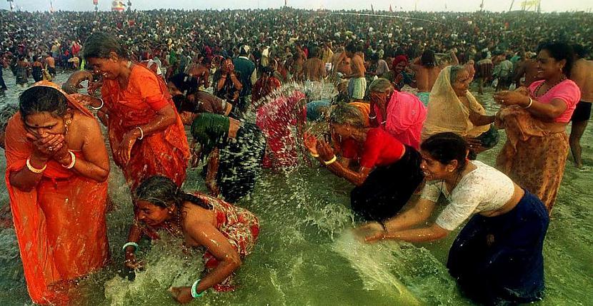 Hinduistu lielās vannas... Autors: Reverss Pasaules dīvainākais festivāli.