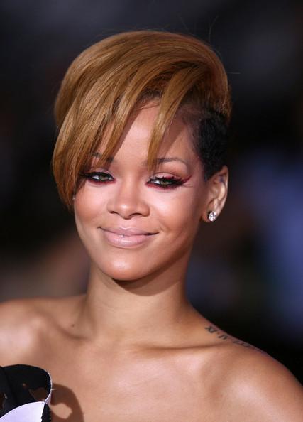Golden Girl Autors: bee62 Rihanna's Hair Transformation