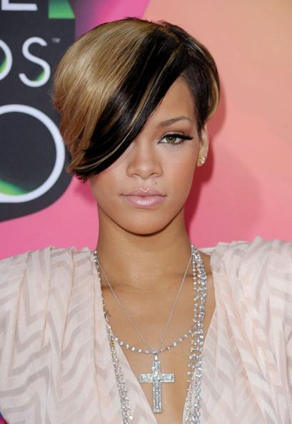 TwoTone Autors: bee62 Rihanna's Hair Transformation