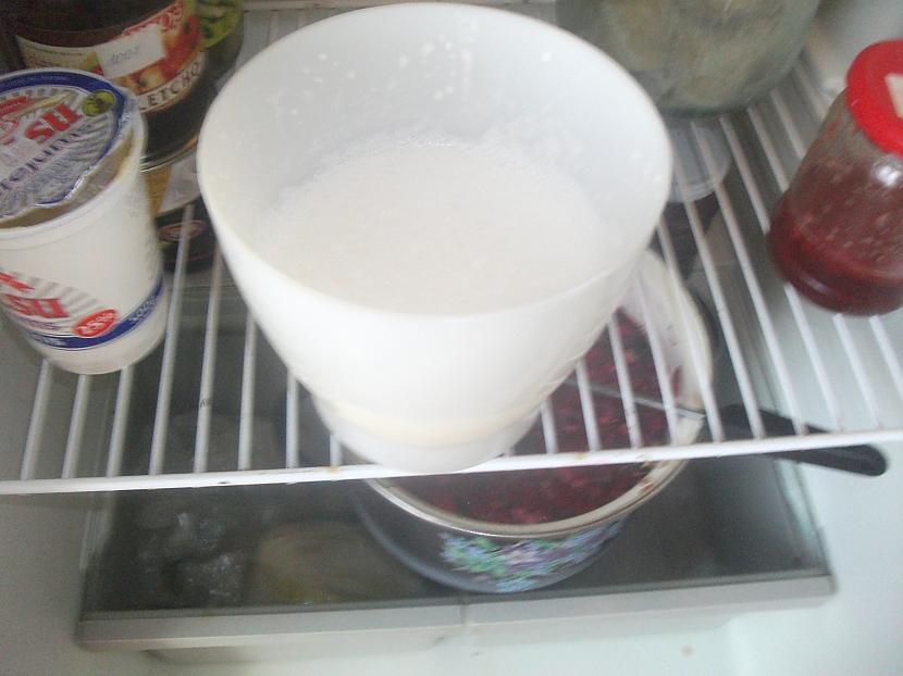 tad mēs to ieliekam ledusskapī... Autors: Fosilija Labs atvēsinoš dzēriens, karstā vasaras dienā.
