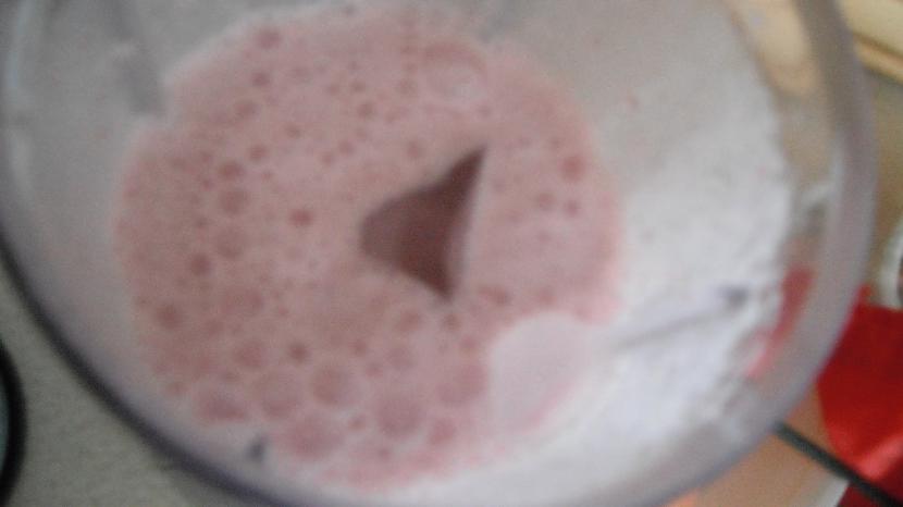 un arī cukuru tagat kuļam... Autors: karameljukafija Strawberry smoothie