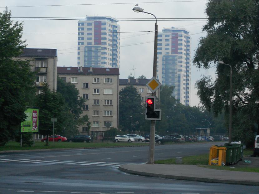 un otra Zirņu ielas puse... Autors: Murmulita Rīga pusē piecos no rīta