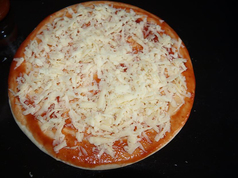uzliekam virsū sieru Autors: ForeverAlone How to make pizza ?