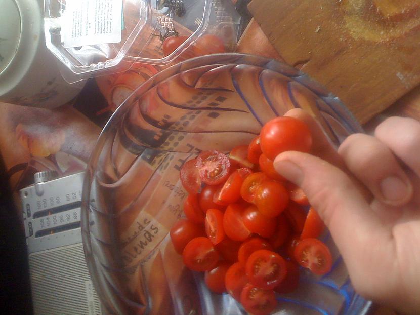 sagriežam ķiršu tomātus uz... Autors: mailitis Vasarīgs ēdiens - Grieķu salāti