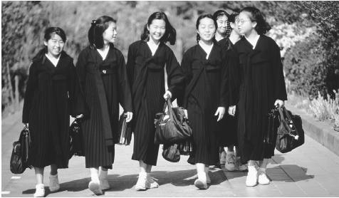 Kippumdžo meitenes iet pensijā... Autors: Barzini Kippumdžo (The Gippeumjo) prieka grupa Ziemeļkorejā.