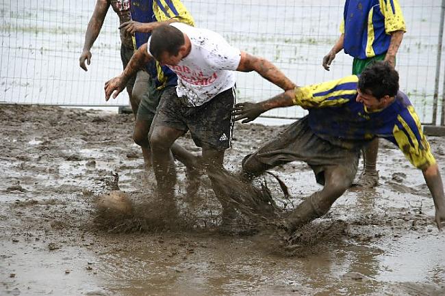  Autors: parstipru Gaidot Dubļu Futbolu 2011