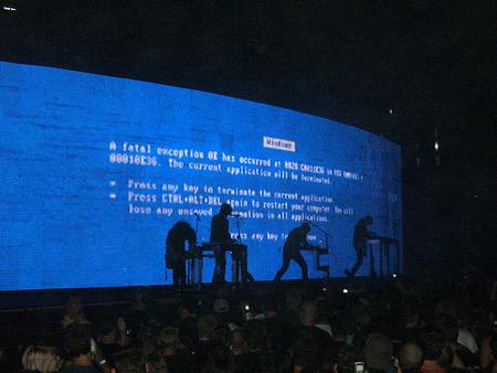 Grupas NIN koncerta laikā... Autors: luvazhels Dažādi interesanti "zilie ekrāni!