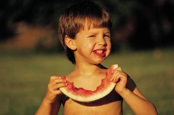 Tev likās ka ja apēdīsi arbūza... Autors: Fosilija 10 lietas kam iespējams t ticējī, kad biji maziņš