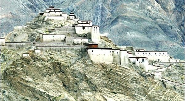Gyantse FortressGyantse Tibeta... Autors: monta28 7 Iespaidīgas pilis, kuras atrodas uz klintīm
