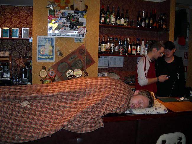Krodziņā Ļeņingrada uz bāra... Autors: eifelis Gulēšana ir jaunais «plankings»