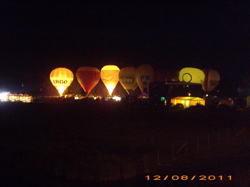  Autors: Siikais11 Gaisa balonu nakts spīdēšanas šovs