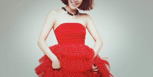  Autors: redbulis Sarkanajā kleitiņā