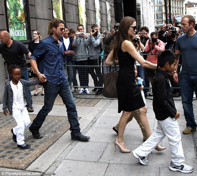  Slaveno ģimeninbsp uzaicināja... Autors: redbulis Breds Pitts un Angelina Jolie Londonā!