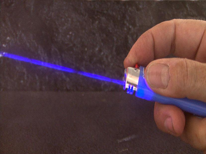 Laser lighter. Лазер зажигалка Макита. Электрическая лазерная зажигалка за 342 рубля. Зажигалка из лазера жесткого диска. Зажигалка как лазерный меч.