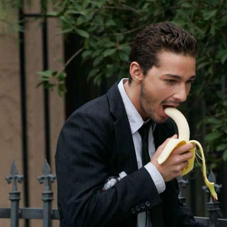 Eating a Banana Autors: Fosilija 15 lietas, kas izskatās gejiski, bet nav