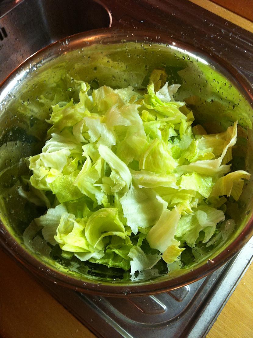 Saplūktos salātus metam bļodā... Autors: newborn Cēzara salāti bez Cēzara