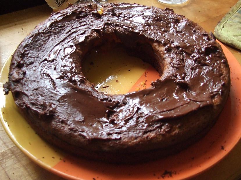 Izņemam kūku no formas un... Autors: LittleWolf Gardā burkānu kūka ar šokolādes glazūru