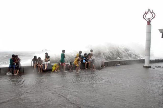  Autors: Aķis Cunami Filipīnās.