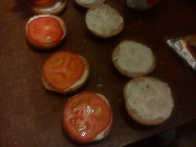 tad liekam tomātus Autors: HellAngel ātri un lēti pagatavojami burgeri!