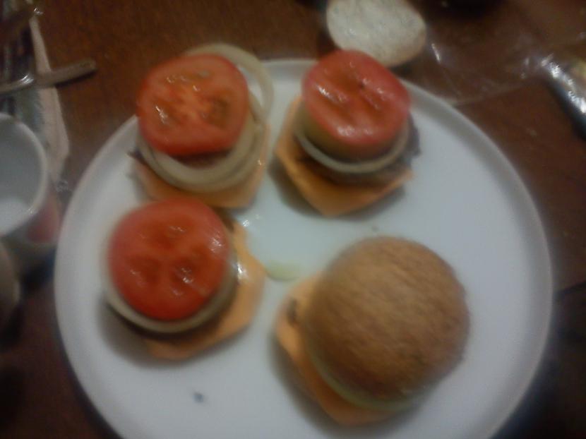 tad vēlreiz tomātus un pa... Autors: HellAngel ātri un lēti pagatavojami burgeri!