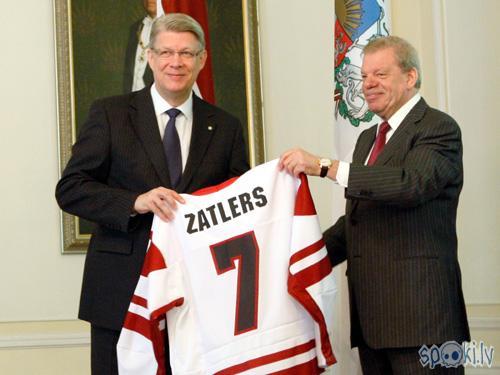  Autors: kool112 Zatleram pasniedz hokeja izlases kreklu ar septīto numuru