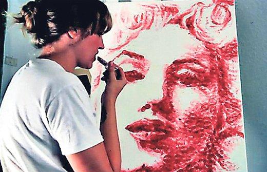 Tā viņa glezno Autors: Adzikabul Sieviete, kas zīmē ar skūpstiem.