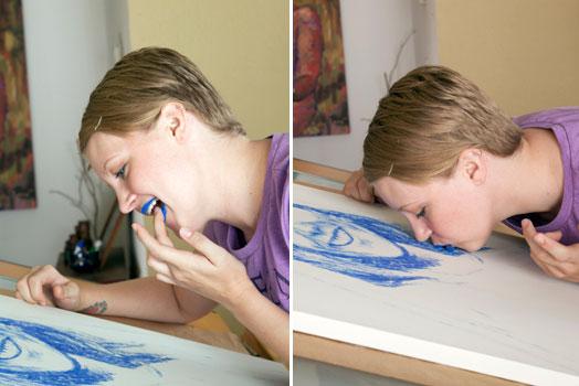 Tā zīmē jaunā māksliniece Autors: Adzikabul Sieviete, kas zīmē ar skūpstiem.