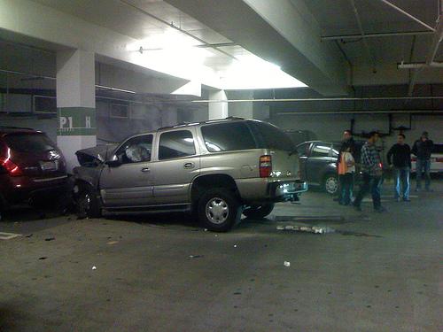 Autors: Anāls Error. Nepatikšanas auto stāvietā.