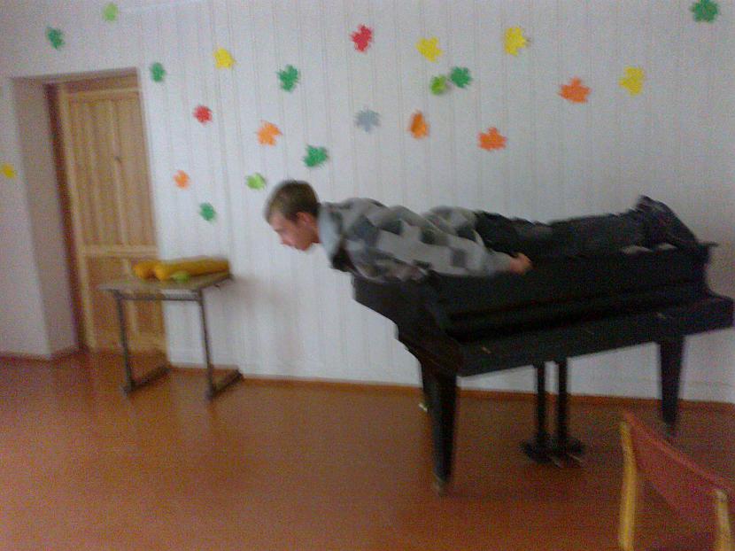 uz klavierēm D Autors: ar4uxxx Planking in  school...